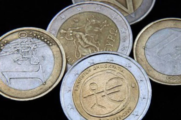 Moedas de euro: a demanda deste tipo de dívida foi de 4,939 bilhões, avaliada como boa pelos analistas (Louisa Gouliamaki/AFP)