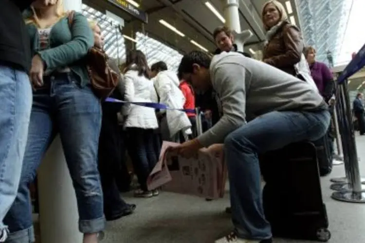 Em Londres, os passageiros enfrentaram longas filas para comprar tickets para o serviço de trem Eurostar (.)