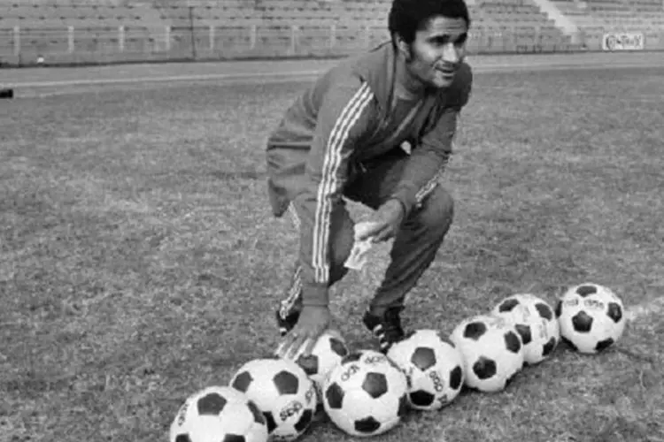 Eusébio em campo em 1973: jogador faleceu neste domingo (AFP)