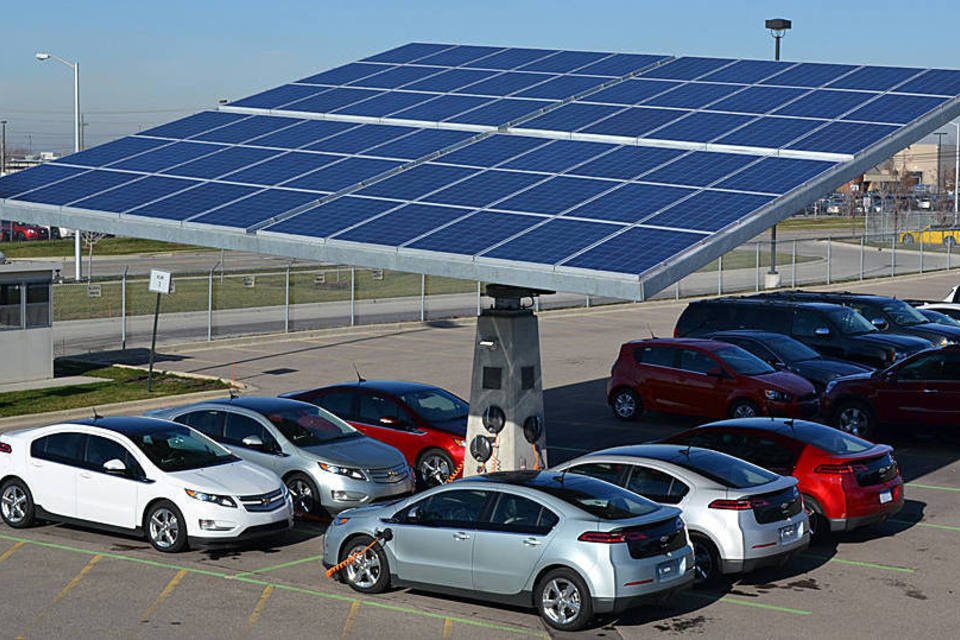 Estação carrega bateria de carros com energia solar