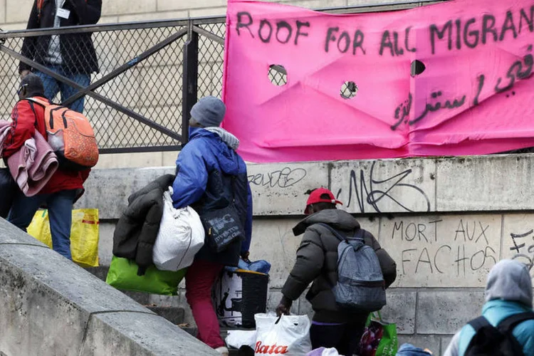 
	Evacua&ccedil;&atilde;o de acampamento de migrantes em Paris: &quot;Estou feliz, durmo na rua e agora irei a um centro de acolhimento&quot;, comemorou Mohamed Metwali, um sudan&ecirc;s de 25 anos que acampava h&aacute; oito meses junto ao Sena
 (Reuters / Charles Platiau)