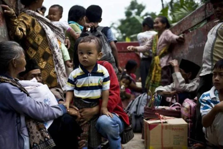 Moradores de vilas próximas ao vulcão Merapi são resgatados (Ulet Ifansasti/Getty Images)