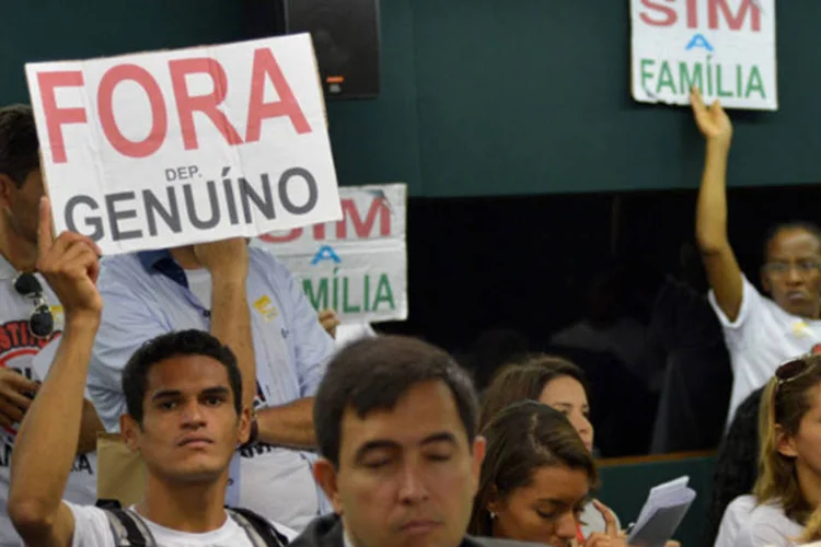 Grupo de evangélicos protesta contra mensaleiros na Câmara: na semana passada, a saída de Genoíno e João Paulo Cunha da CCJ foi cogitada por Marco Feliciano como condição para que ele deixasse a presidência da CDHM. (Agência Brasil)