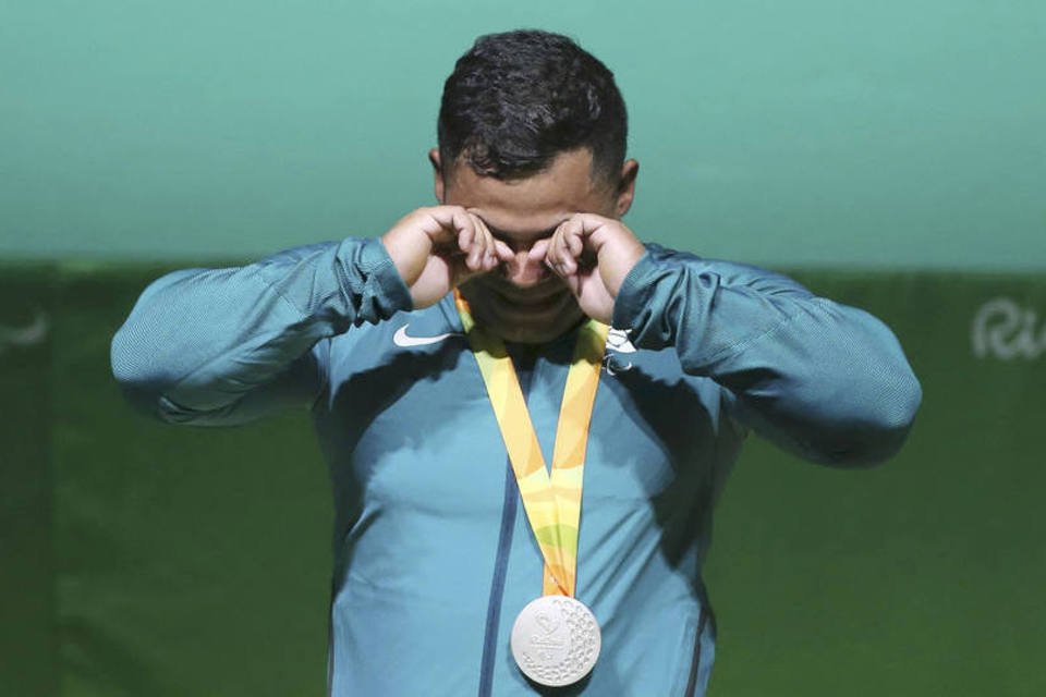 Evânio da Silva é prata e dá 1ª medalha no halterofilismo