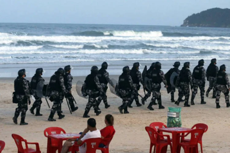 Tropa de choque da polícia patrulha a praia do Santinho, próximo ao hotel Costão do Santinho, onde está acontecendo um evento da Copa do Mundo de 2014, em Florianópolis (Sergio Moraes/Reuters)