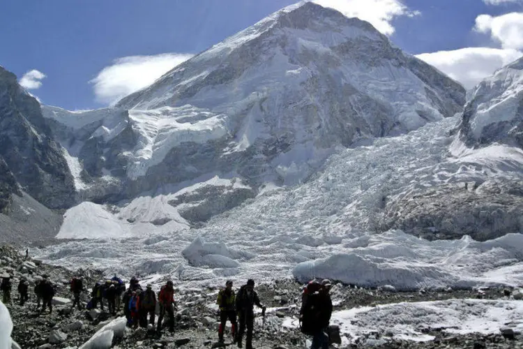 
	Equipe de montanhistas no Everest: o governo chin&ecirc;s decidiu cancelar as escaladas no Everest por sua vertente norte (no Tibete), de onde desceram cerca de 400 montanhistas at&eacute; lugares seguros depois do terremoto
 (Reuters)