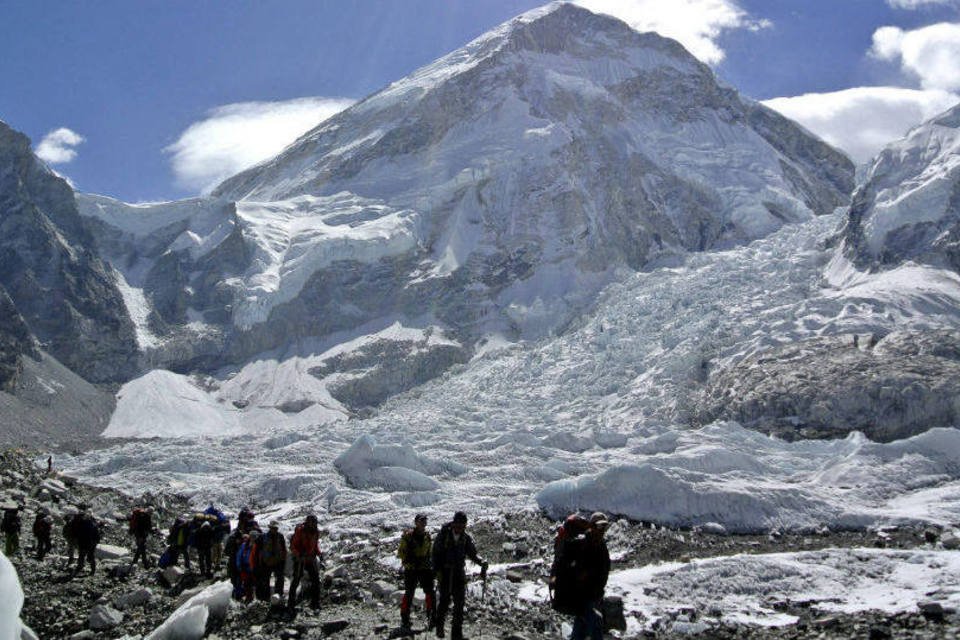 Montanhistas estão bloqueados no Everest após terremoto