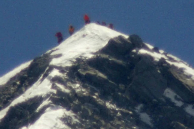O japonês Yuichiro Miura se transformou nesta quinta-feira no homem mais velho do mundo a escalar o Everest (REUTERS/Kyodo)