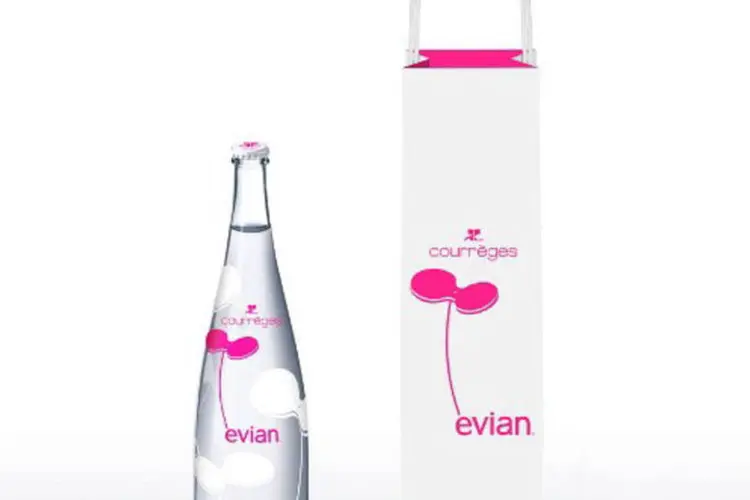 Garrafa de Evian assinada pela Courrèges (Divulgação)