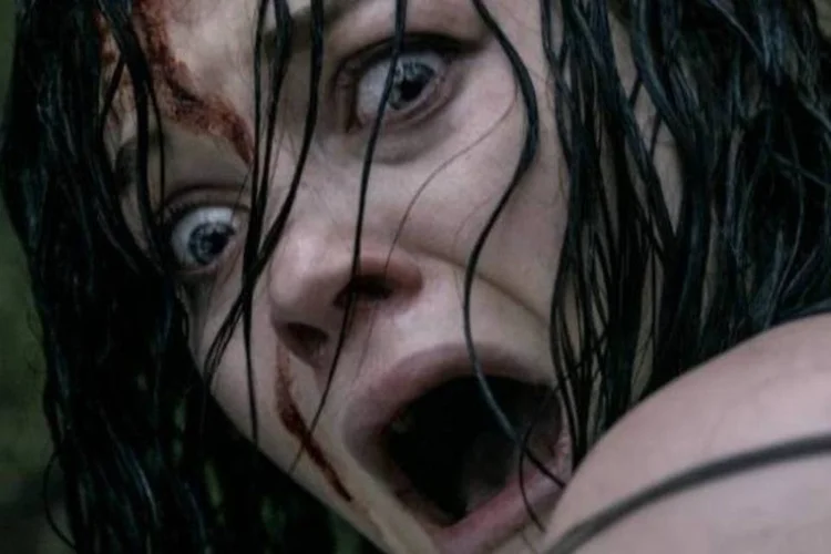 Cena de "Evil Dead", remake do filme de mesmo nome, de 1981 (Divulgação)