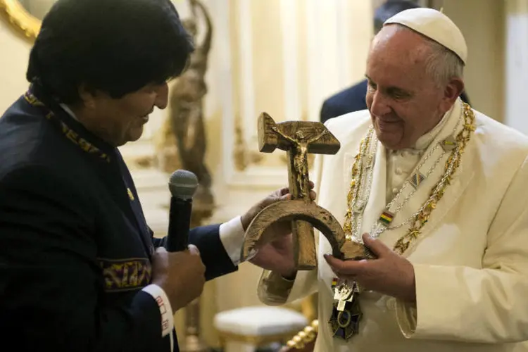 
	Evo Morales (E) e papa Francisco: crucifixo &eacute; uma r&eacute;plica do desenhado por um sacerdote jesu&iacute;ta
 (Reuters)