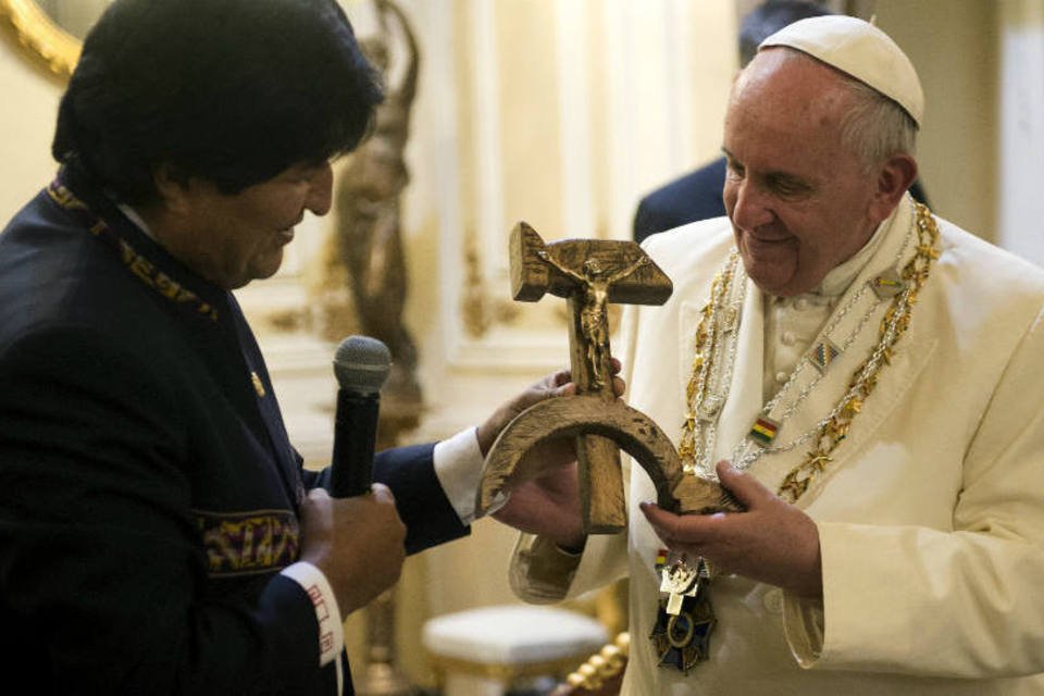 Papa diz que não ficou ofendido por "crucifixo comunista"