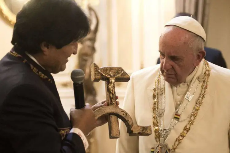 
	&quot;Crucifixo comunista&quot;: Vaticano se envergonhou com presente de Morales ao papa Francisco
 (Reuters)