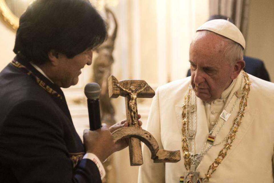Morales e papa trocam presentes no palácio de governo