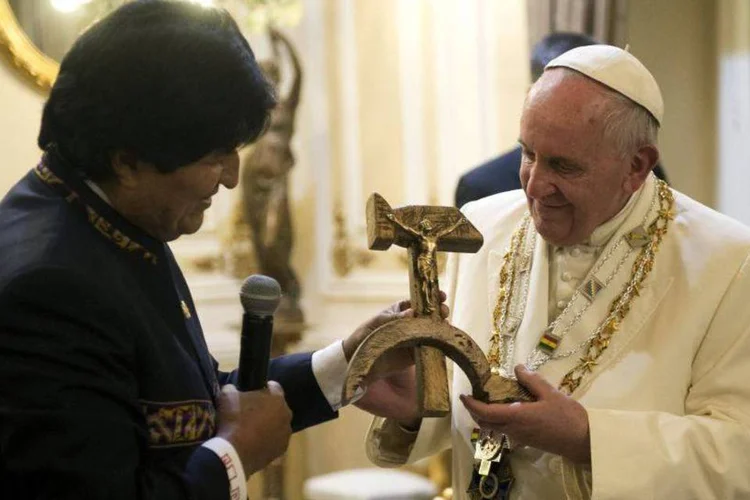 
	Evo Morales reduziu o discurso que tinha preparado para n&atilde;o alongar demais a estadia de Francisco
 (Reuters)