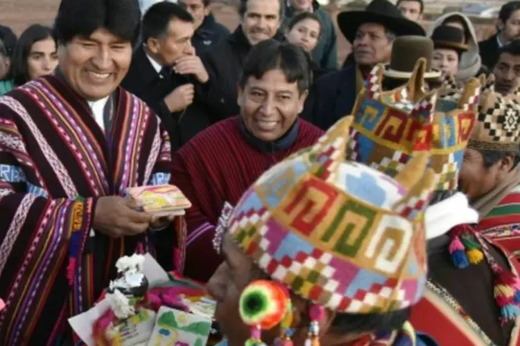 Evo Morales (E) celebra recorde como presidente da Bolívia com ritual aimara, em Tiwanaku (Aizar Raldes/AFP)