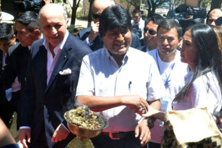 
	Evo Morales, recebe o chanceler franc&ecirc;s, Laurent Fabius: Morales lembrou o apoio e os ensinamentos que recebeu desde o in&iacute;cio do l&iacute;der cubano Fidel Castro e dos ex-presidentes Luiz In&aacute;cio Lula da Silva e dos finados Hugo Ch&aacute;vez, da Venezuela, e N&eacute;stor Kirchner, da Argentina
 (AFP)
