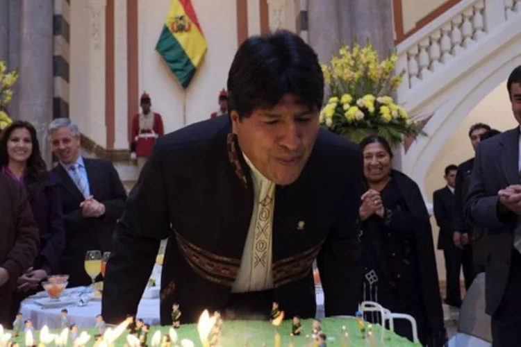 O presidente da Bolívia, Evo Morales, sopra as velas do bolo de seu 53º aniversário no Palácio do Governo, em La Paz (REUTERS/David Mercado)