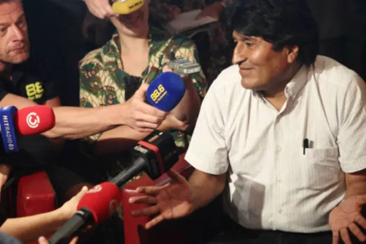 
	O presidente da Bol&iacute;via, Evo Morales, concede entrevista coletiva no aeroporto de Viena: &quot;se for necess&aacute;rio ser&atilde;o dadas explica&ccedil;&otilde;es diretamente atrav&eacute;s das autoridade bolivianas, mas n&atilde;o pela imprensa&quot;, disse porta-voz
 (REUTERS/Heinz-Peter Bader)