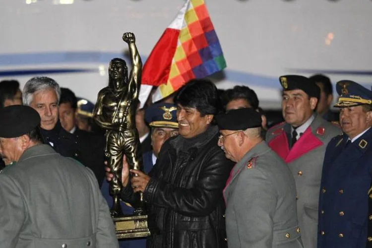 O presidente da Bolívia, Evo Morales, recebe estátua do herói indígena Tupac Katari depois de sua chegada ao aeroporto de El Alto (REUTERS / David Mercado)