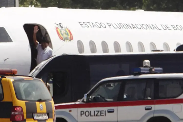 Evo Morales no avião oficial da Bolívia: a aeronave decolou do aeroporto de Gran Canária, na Espanha, rumo à capital boliviana, La Paz, após uma escala de pouco mais de uma hora. (REUTERS/Heinz-Peter Bader)