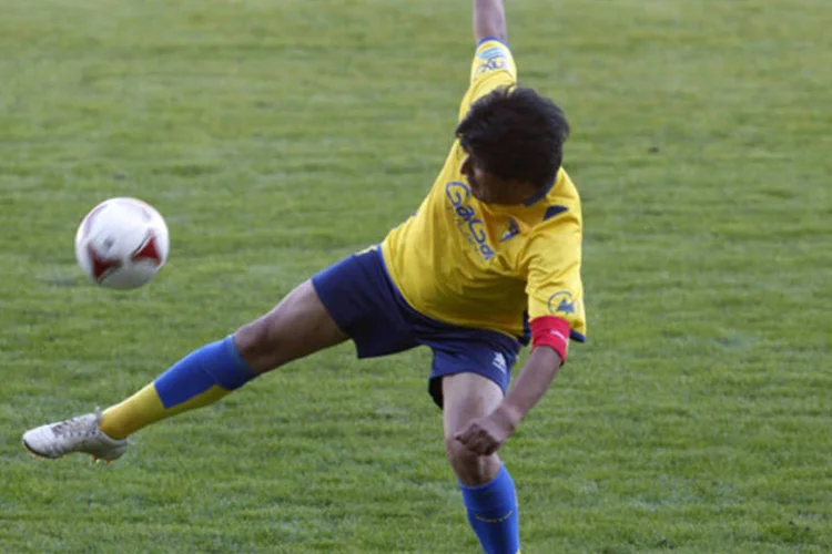 
	Evo Morales tenta dominar a bola e jogo de futebol: o evento foi organizado pela OIJ e o Programa das Na&ccedil;&otilde;es Unidas para o Desenvolvimento (Pnud)
 (REUTERS)