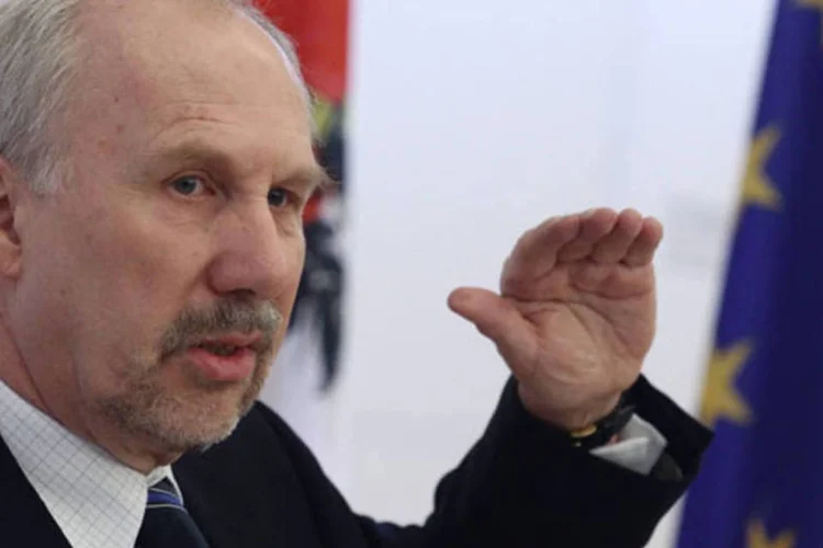 
	Ewald Nowotny: &quot;a taxa d&oacute;lar/euro est&aacute; se movendo em uma banda que tivemos antes. Existe uma aprecia&ccedil;&atilde;o do euro contra o iene, mas n&atilde;o de maneira dram&aacute;tica&quot;
 (Heinz-Peter Bader/Reuters)