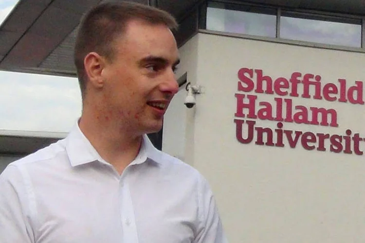 
	Ryan Ackroyd, ex-hacker que atacou o site da Sony, em frente &agrave; Universidade Sheffield Hallam, no Reino Unido
 (Kit Chellel/Bloomberg)