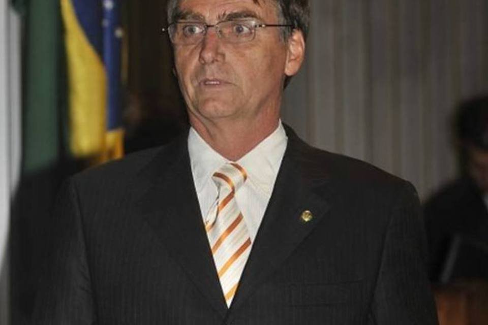 Vaiado, Bolsonaro sai da Federal Fluminense sob escolta