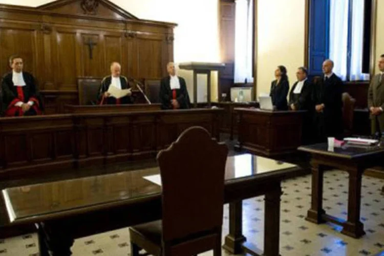 
	O ex-mordomo do papa, Paolo Gabriele (2D), ouve ao veredicto no seu julgamento: ele foi condenado a 18 meses de pris&atilde;o em uma cela do Vaticano pelo vazamento&nbsp;
 (AFP)