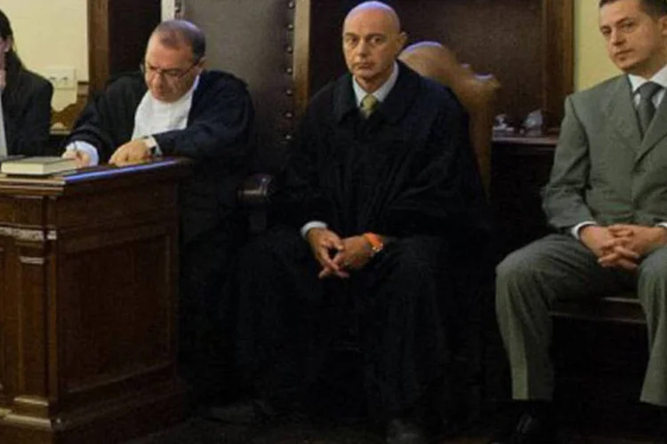 
	O ex-mordomo do Papa, Paolo Gabriele (d), assiste em 29 de setembro ao seu julgamento: o veredicto ser&aacute; anunciado no s&aacute;bado
 (AFP)