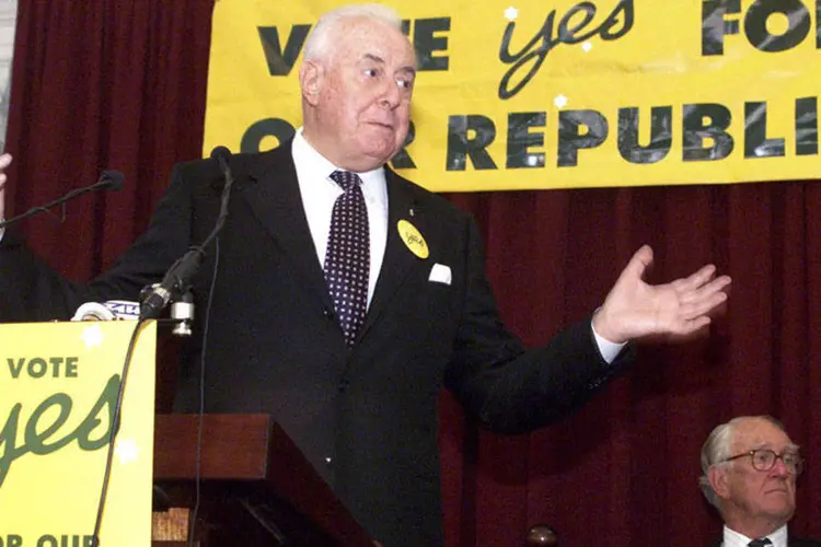 Gough Whitlam durante uma ato em favor da república, em Melbourne, em uma foto de novembro de 1999 (Will Burgess/Reuters)