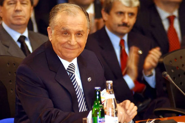 
	Ex-presidente da Rom&ecirc;nia, Ion Iliescu: &quot;A repress&atilde;o violenta da manifesta&ccedil;&atilde;o organizada na pra&ccedil;a da universidade deixou quatro mortos e quase mil feridos, tr&ecirc;s deles a tiros&quot;
 (Getty Images / NATO/Getty Images)