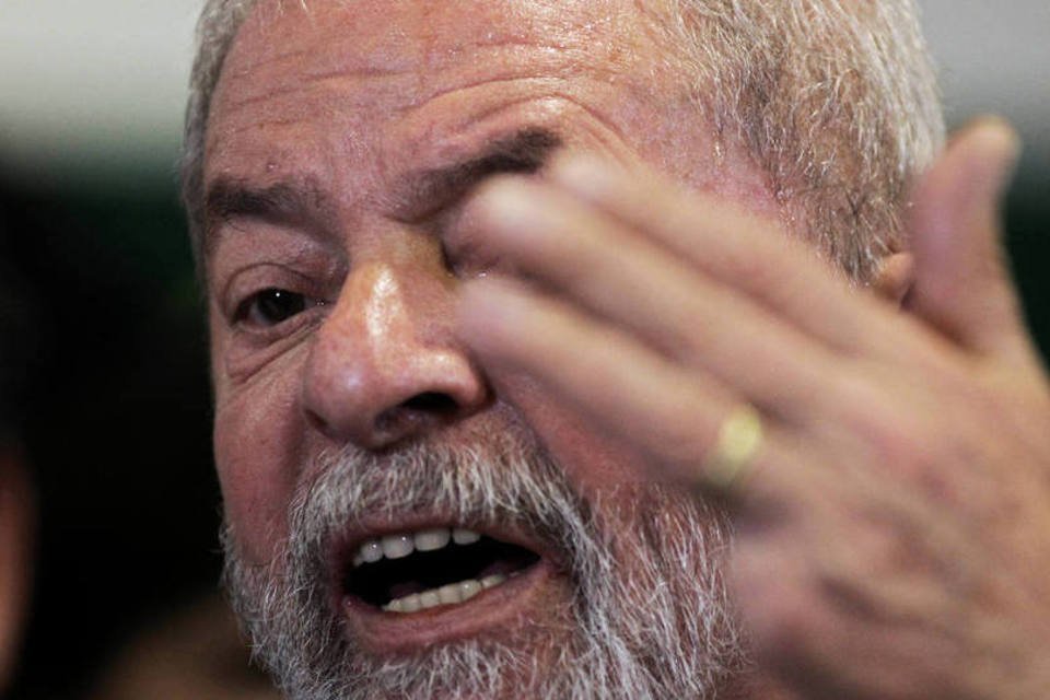 Em campanha na rua, Lula critica adversários de Haddad