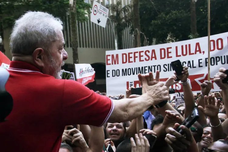 
	Ex-presidente Lula recebe apoio da milit&acirc;ncia ap&oacute;s den&uacute;ncia da Lava Jato: estrat&eacute;gia dele &eacute; aglutinar partid&aacute;rios para elei&ccedil;&atilde;o de 2018
 (Fernando Donasci / Reuters)