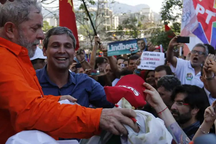Ex-presidente Lula participa de ato na frente da sede da Petrobras, em defesa do pré-sal (Sergio Moraes/Reuters)