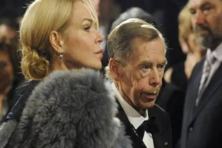Foto de outubro de 2011 mostra ex-presidente Vaclav Havel e sua mulher Dagmar Havlova em Praga (AFP)