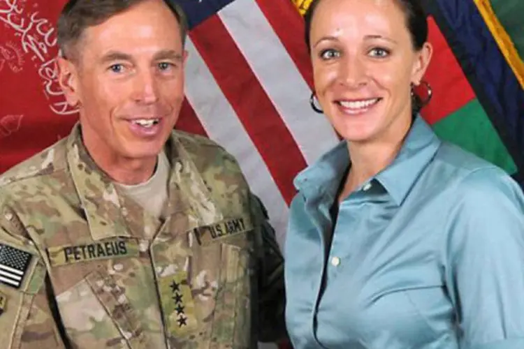 
	Petraeus e Paula Broadwell: o FBI revistou na segunda-feira passada a resid&ecirc;ncia de Broadwell em Charlotte
 (©AFP / Ho)