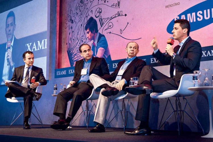 Como as empresas colaboram: André Lahóz, de EXAME (à esq.), Jair Ribeiro, do Banco Indusval, Marcos Magalhães, do ICE, e Rodrigo Galindo, da Kroton, debateram o papel que cabe à iniciativa privada (Germano Lüders / EXAME)