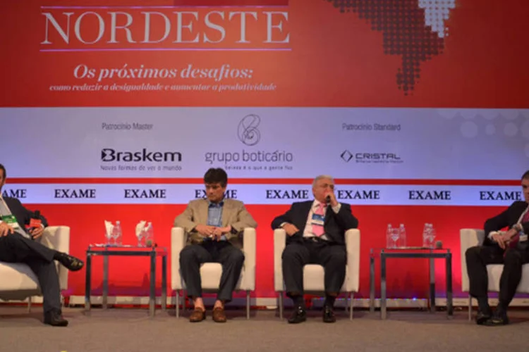 Lucas Amorim, editor da Revista EXAME, Antonio Andrade, fundador da Incorporadora Andrade Mendonça, de Deusmar Queirós, presidente da Rede de farmácias Pague Menos e de Flávio Rocha, presidente da Riachuelo, participam do EXAME Fórum Nordeste (EXAME/ Aline Pacheco)