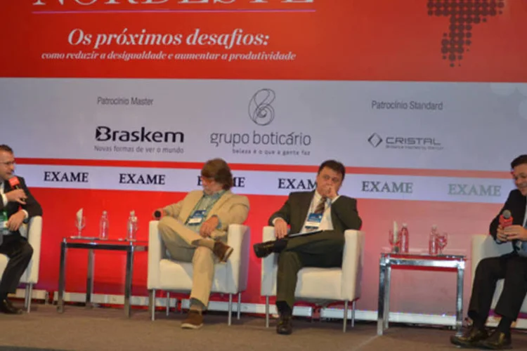 André Lahoz, diretor de redação da revista EXAME, Thomaz Assumpção, presidente da Urban Systems, Francisco José Araújo Bezerra, superintendente do Escritório Técnico de Estudos Econômicos do Nordeste, e Geraldo Júlio, prefeito do Recife, no EXAME Fórum Nordeste (EXAME/ Aline Pacheco)