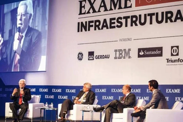 O que fazer para ter bons aeroportos: discussão entre o ministro da Secretaria de Aviação Civil, Moreira Franco (à esq.), Philippe Vuaillat, do Grupo Egis, e Cleveland Teixeira, da consultoria Microanalysis, mediada pelo editor de EXAME Lucas Amorim (Felipe Varanda/EXAME)