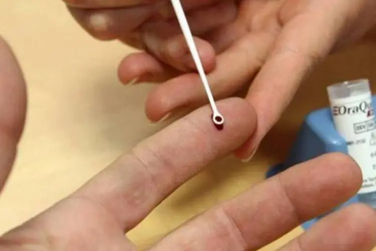 Enfermeira faz exame de sangue: esta terça é o Dia Mundial do Doador de Sangue. (Francois Nascimbeni/AFP)