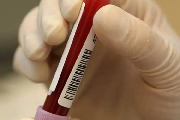 No tratamento, as plaquetas da amostra de sangue são separadas dos glóbulos vermelhos e são injetadas novamente no local da lesão (Alex Livesey/GETTY IMAGES)