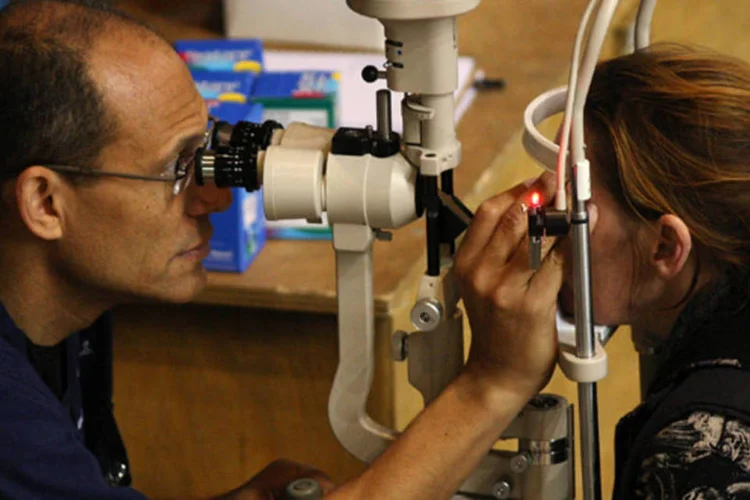 Médico atendendo paciente: exame é bem simples e deve ser feito periodicamente (David McNew/Getty Images)