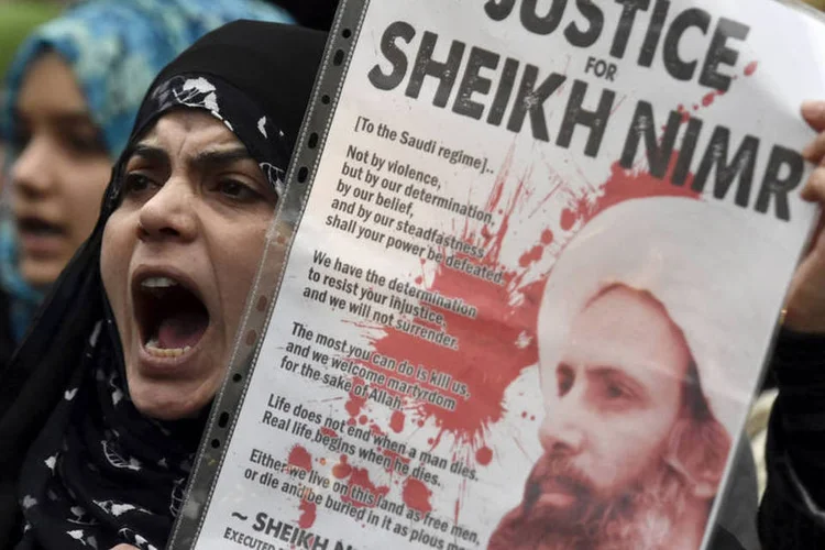 
	Mulher segura cartaz com foto do cl&eacute;rigo xiita executado na Ar&aacute;bia Saudita: os acontecimentos levaram o reino a cortar rela&ccedil;&otilde;es diplom&aacute;ticas com o Ir&atilde; e chamar de volta seus embaixadores
 (Toby Melville / Reuters)