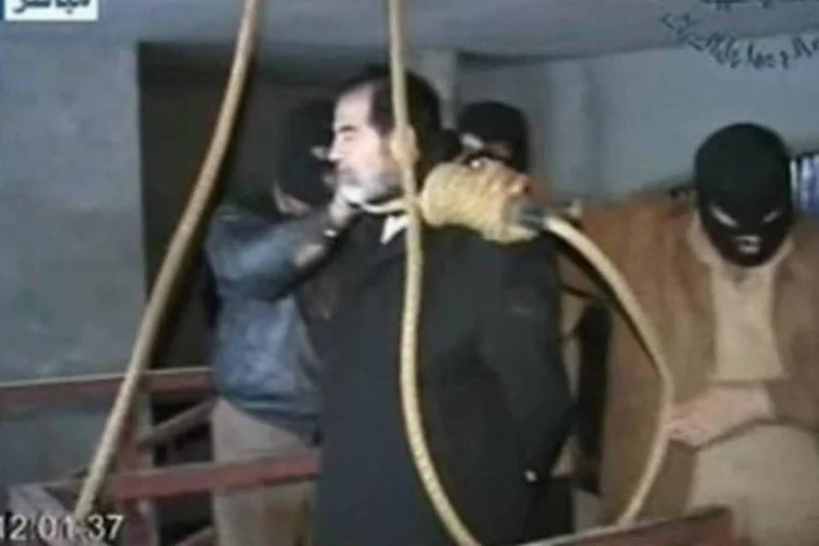 Execução do antigo ditador iraquiano Saddam Hussein também foi conduzida por forças norte-americanas (Reprodução)