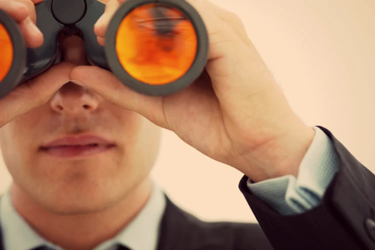 
	Executivo com bin&oacute;culos: modelo alternativo de ascens&atilde;o profissional pode ser oportunidade na crise econ&ocirc;mica
 (Thinkstock/Yuri Arcurs)