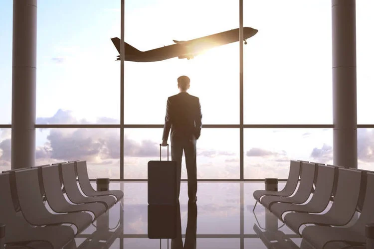 Executivo no aeroporto (Peshkova/Thinkstock)