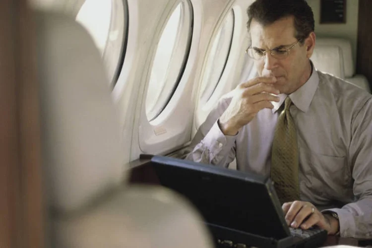 
	Executivo com laptop em avi&atilde;o: Internauta quer saber como deve informar na declara&ccedil;&atilde;o pagamentos por despesas em viagens a neg&oacute;cios
 (Purestock/Thinkstock)